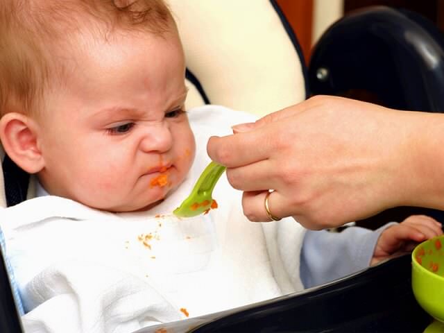 Малыш ест